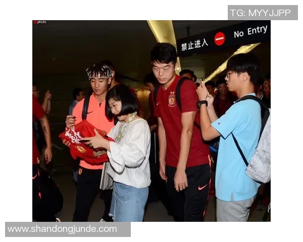 万人空巷热情涌动足球巨星抵达机场现场球迷热烈接机